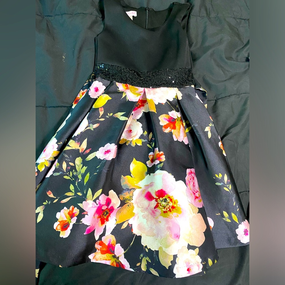 Very pretty girls dress, size 5, used once